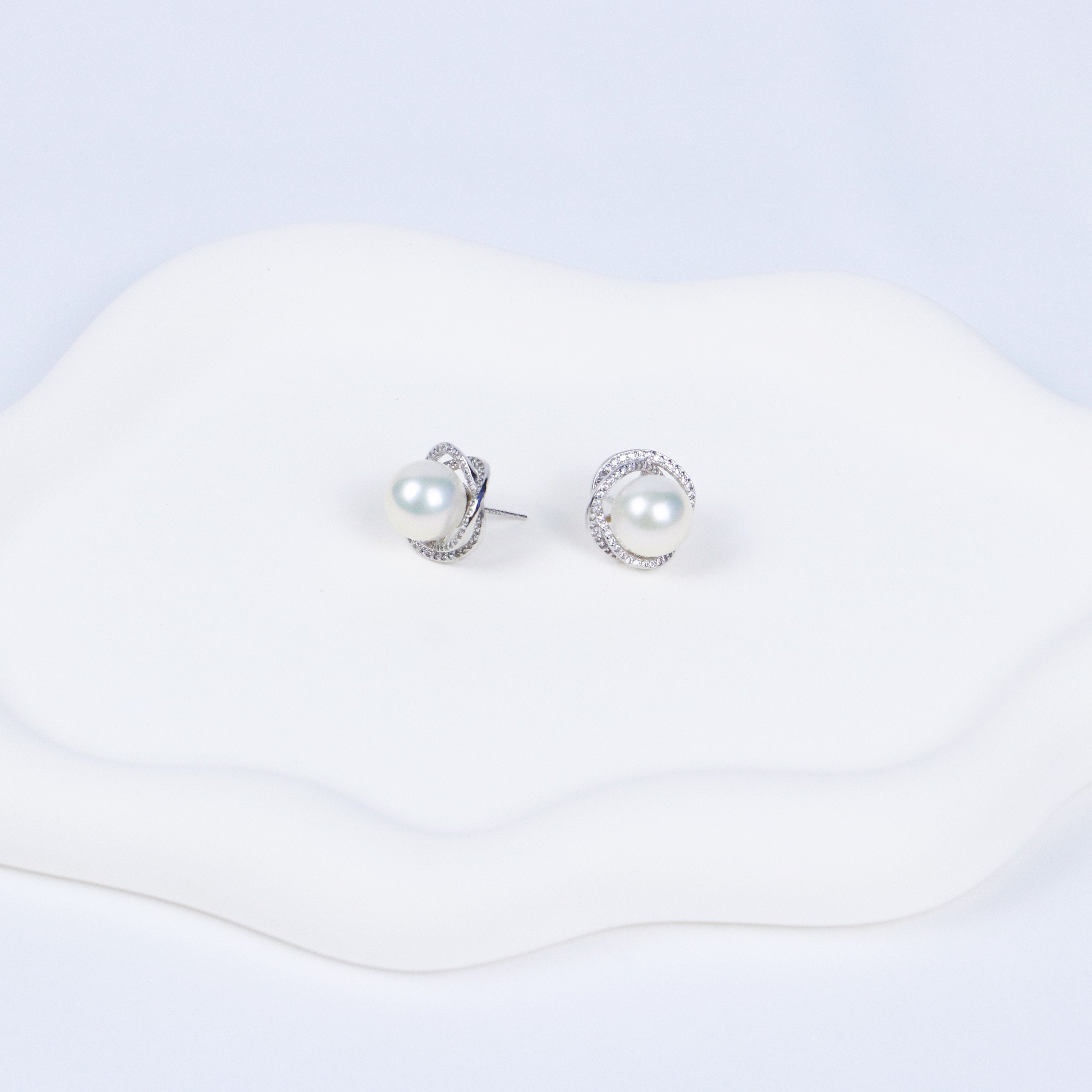 Hepburn Style Earring