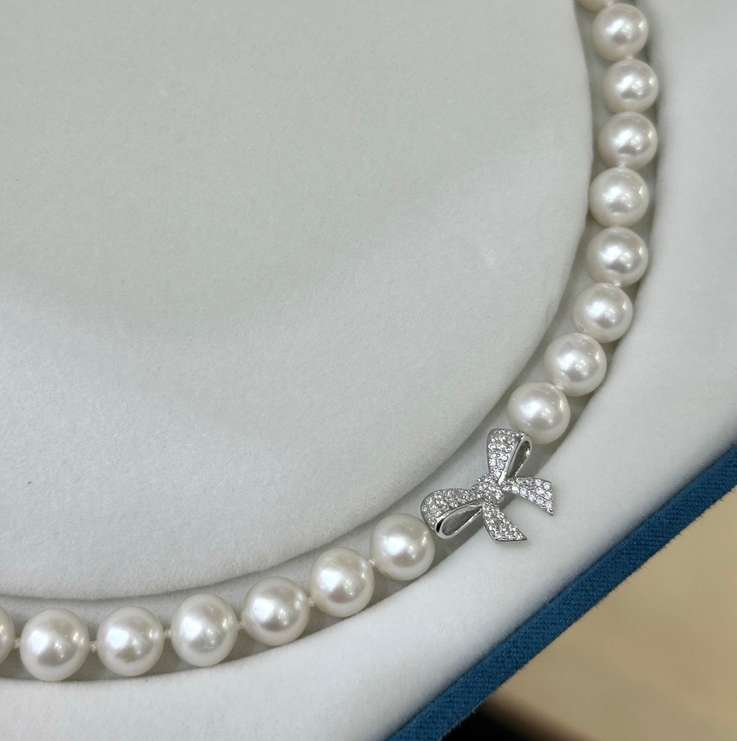 Bow Éclat Pearl Necklace